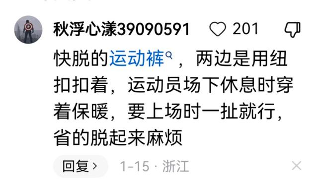 笑不活了！男生光腚遛狗视频火遍全网，我却笑死在网友的评论区里