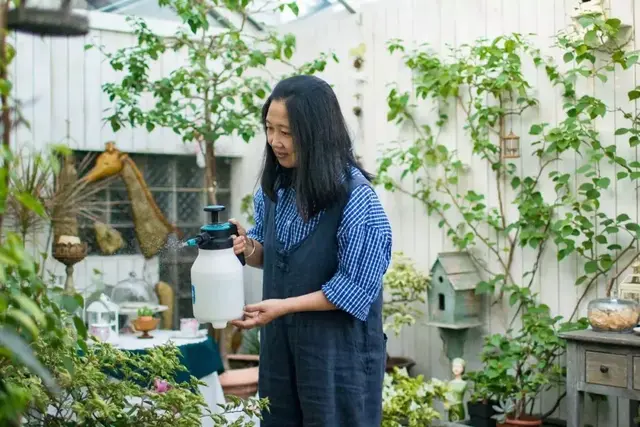 她造了200㎡大花园，养花养狗，简单隐居的生活真的很开心